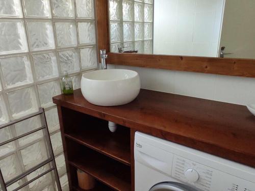 łazienka z umywalką i lustrem w obiekcie Appartement cosy 3 pièces, 6 pers, proche centre Font-Romeu, télécabines, avec parking et balcon - FR-1-580-85 w mieście Font-Romeu-Odeillo-Via