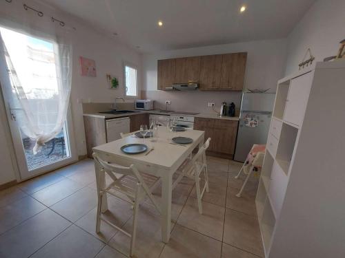 Zdjęcie z galerii obiektu Appartement climatisé pour 7 pers. avec terrasse et parking à 150 m de la plage, wifi inclus - FR-1-326-779 w mieście Marseillan