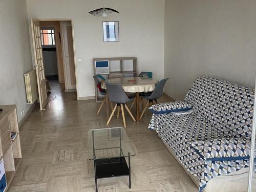 un salon avec une table et un canapé dans l'établissement Appartement 1 Chambre Face aux Îles d'Or avec Parking, Port d'Hyères - FR-1-335-182, à Hyères