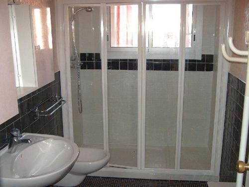 La salle de bains est pourvue d'une douche et d'un lavabo. dans l'établissement Appartement Hyères, 2 pièces, 4 personnes - FR-1-335-182, à Hyères