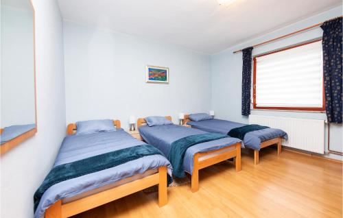Säng eller sängar i ett rum på Nice Home In Velika With Outdoor Swimming Pool