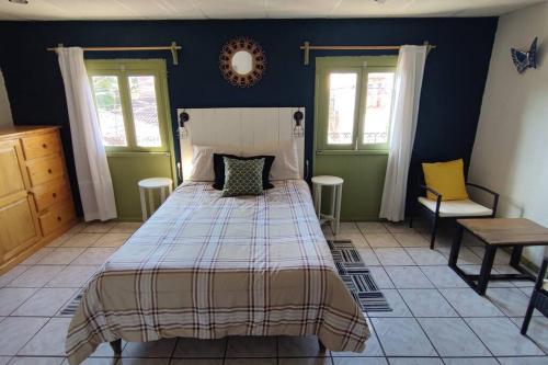Giường trong phòng chung tại Linda casa azul ubicada en el corazón de Pátzcuaro