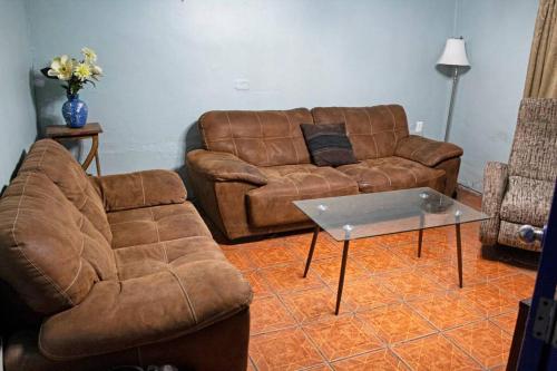 a living room with a couch and a coffee table at Linda casa azul ubicada en el corazón de Pátzcuaro in Pátzcuaro
