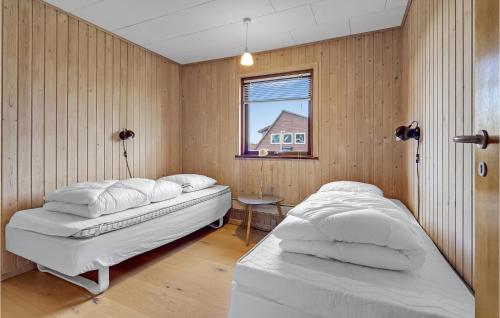 Postel nebo postele na pokoji v ubytování Nice Home In Hadsund With Kitchen