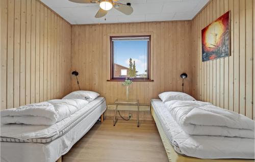 Ένα ή περισσότερα κρεβάτια σε δωμάτιο στο Nice Home In Hadsund With Kitchen