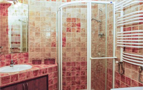 y baño con ducha y lavamanos. en Stunning Home In Lidzbark Warminski With House Sea View en Lidzbark Warmiński