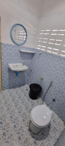 ein Badezimmer mit Toilette und Waschbecken in der Unterkunft The TANA house in Chiang Mai