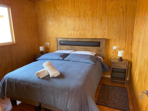 a bedroom with a bed with two towels on it at Turismo Vientos del Sur in Mallin Grande