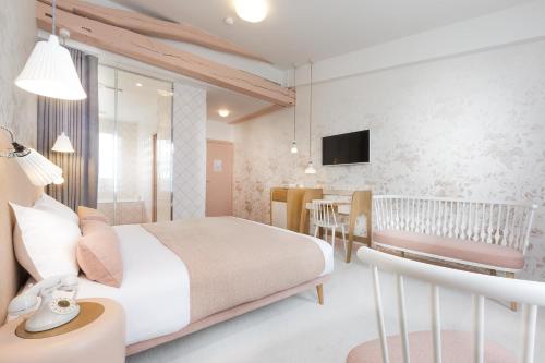 Un dormitorio con una cama y un comedor. en Hotel le Lapin Blanc, en París