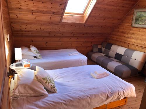 um quarto com 2 camas num chalé de madeira em Swiss Chalet - Vacation STAY 11450v em Iida
