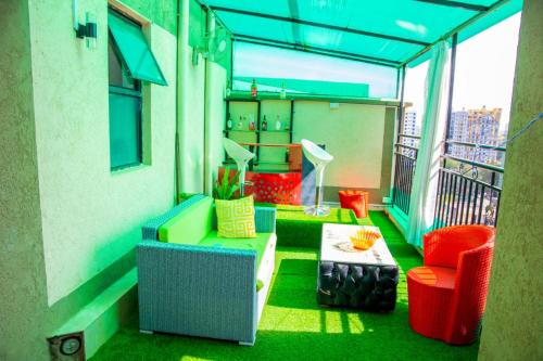 - un balcon avec une table et des chaises dans un bâtiment dans l'établissement Lux Suites Marcus Garden Apartments kilimani, à Nairobi