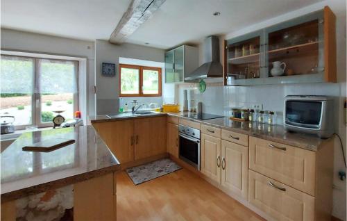 Η κουζίνα ή μικρή κουζίνα στο 3 Bedroom Gorgeous Home In Germont