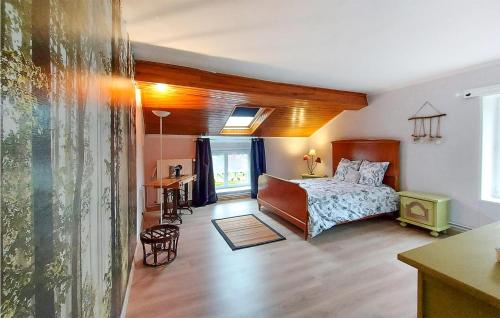 ein Schlafzimmer mit einem Bett und einem Schreibtisch. in der Unterkunft Lovely Home In Germont With House A Panoramic View 