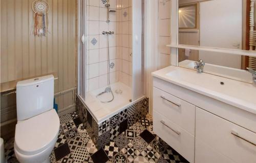 e bagno con servizi igienici, lavandino e doccia. di Lovely Home In Germont With House A Panoramic View 