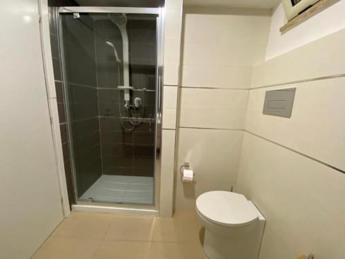 a bathroom with a toilet and a glass shower at ISCA BLUE BEACH Casa in Villa vicino al mare, sino a max 8 persone in Isca sullo Ionio