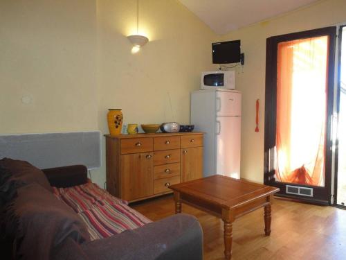 Photo de la galerie de l'établissement Charmant Pavillon 2 Pièces, Mezzanine, Terrasse et Piscine à 700m de la Plage - Saint Pierre La Mer - FR-1-229D-329, à Saint Pierre La Mer