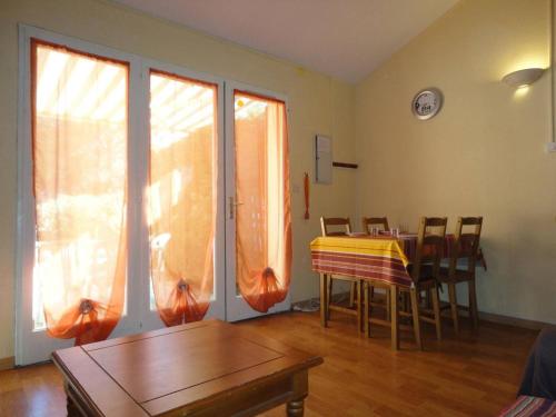 Photo de la galerie de l'établissement Charmant Pavillon 2 Pièces, Mezzanine, Terrasse et Piscine à 700m de la Plage - Saint Pierre La Mer - FR-1-229D-329, à Saint Pierre La Mer