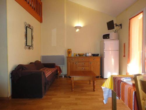 Photo de la galerie de l'établissement Charmant Pavillon 2 Pièces, Mezzanine, Terrasse et Piscine à 700m de la Plage - Saint Pierre La Mer - FR-1-229D-329, à Saint Pierre La Mer