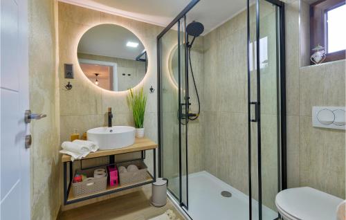 y baño con ducha y lavamanos. en Beautiful Home In Cestica With Jacuzzi, en Cestica