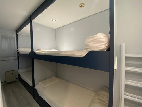 un groupe de lits superposés dans une pièce dans l'établissement 2P Cabine, 6 couchages, terrasse, parking, proche plage - Cap d'Agde - FR-1-249-149, au Cap d'Agde