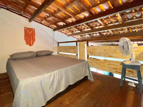 sypialnia z łóżkiem w pokoju z wentylatorem w obiekcie Sambála w mieście Itacaré