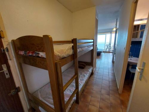 - un couloir avec 2 lits superposés dans une chambre dans l'établissement Appartement 2 pièces cabine, 6 couchages, Grau d'Agde - FR-1-423-221, au Grau-dʼAgde