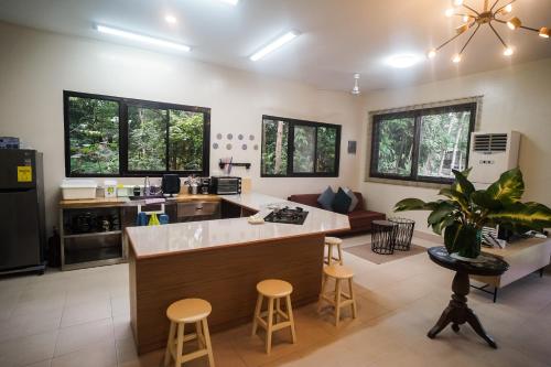 Posezení v ubytování Tagaytay Foothills Cherimoya Farm Staycation