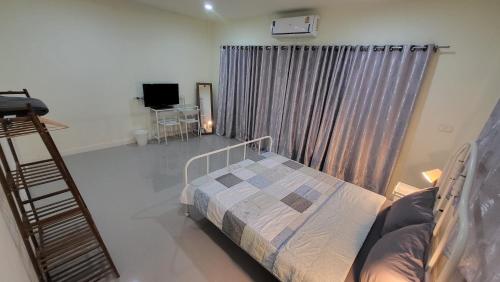 Μια τηλεόραση ή/και κέντρο ψυχαγωγίας στο Bed&Breakfast@Bangpa-in Hostel