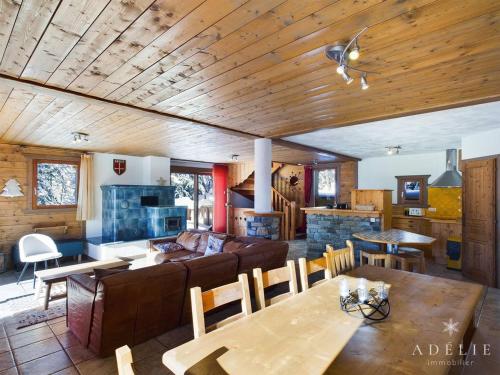 un salon avec un canapé et une table dans l'établissement Triplex de 173m² avec balcons, terrasses, parking et WIFI aux Eucherts - FR-1-398-655, à Montvalezan