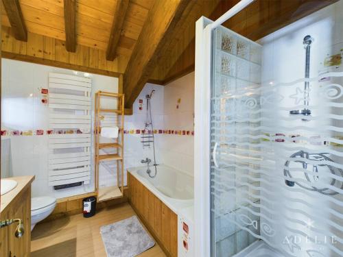 une salle de bain avec une baignoire, des toilettes et une douche dans l'établissement Triplex de 173m² avec balcons, terrasses, parking et WIFI aux Eucherts - FR-1-398-655, à Montvalezan