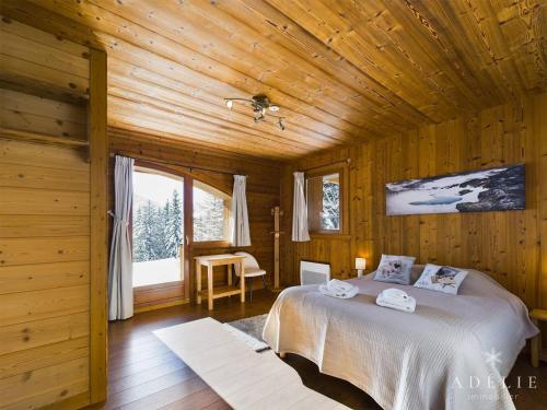 1 dormitorio con 1 cama en una cabaña de madera en Appartement Montvalezan-La Rosière, 6 pièces, 11 personnes - FR-1-398-655 en Montvalezan