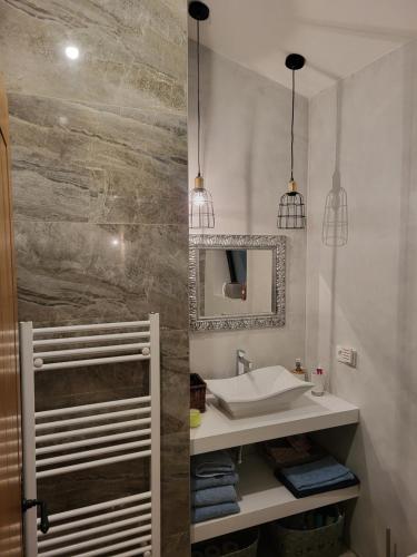 een badkamer met een wastafel en een spiegel bij Casa do Alambique in Alvaredo