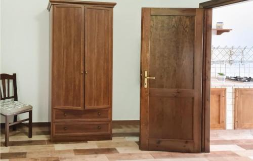 een paar houten kasten en een deur in een kamer bij 1 Bedroom Gorgeous Apartment In Castelsardo in Castelsardo