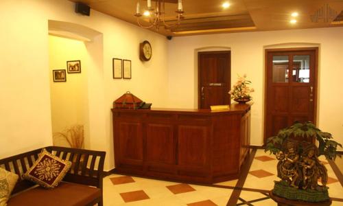 una sala con un banco y un podio de madera en THE HILLWAY HERITAGE, en Trivandrum