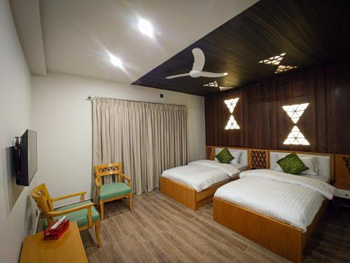 Кровать или кровати в номере Grand Hotel Quetta