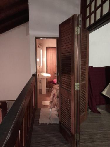 Zimmer mit einer Tür, die zu einem Schlafzimmer führt in der Unterkunft Lili in Santa Fe