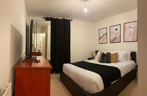 Tempat tidur dalam kamar di Great 1Bed 10 mins from East Croydon with Free parking