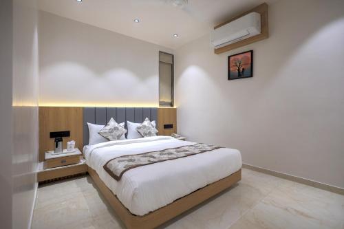 a bedroom with a large bed in a room at Hotel Aditya Mansingh Inn in Somnath