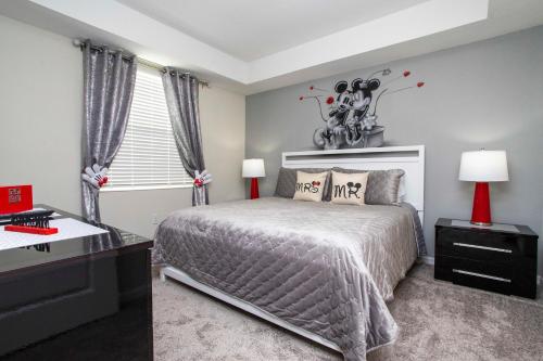Giường trong phòng chung tại Luxurious 2 Bd Close to Disney @ Storey Lake 204P