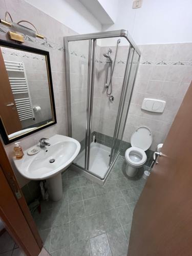 uma casa de banho com um chuveiro, um lavatório e um WC. em Locazione Turistica Casa LALLI em Pieve a Maiano