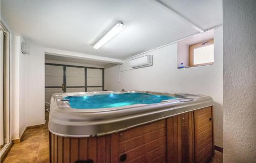 La salle de bains est pourvue d'une grande baignoire bleue. dans l'établissement Gorgeous Home In Novo Zvecevo With Wifi, à Novo Zvecevo