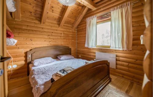 - une chambre avec un lit dans une cabane en rondins dans l'établissement Gorgeous Home In Novo Zvecevo With Wifi, à Novo Zvecevo