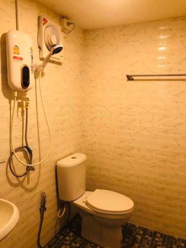 a bathroom with a toilet and a sink at กอบสุข รีสอร์ท2 k12 in Ban Ton Liang