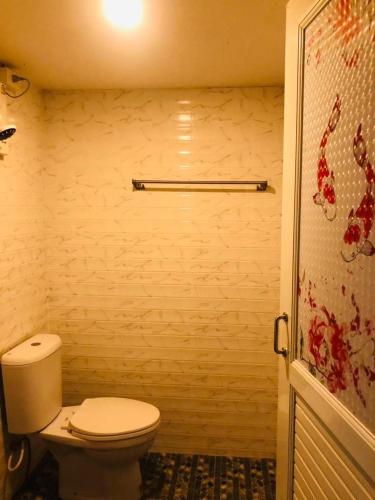 a bathroom with a white toilet in a room at กอบสุข รีสอร์ท2 k12 in Ban Ton Liang