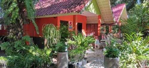 une maison avec beaucoup de plantes devant elle dans l'établissement Palm Kaew Resort Krabi, à Krabi