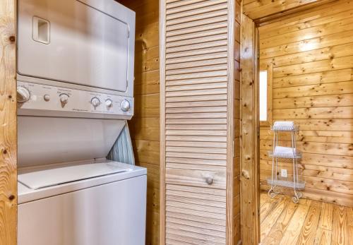 a kitchen with a washer and dryer in a log cabin at Papa's Bear Nest in Sevierville