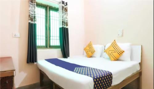 เตียงในห้องที่ Om Sai Nath Lodge By WB Inn