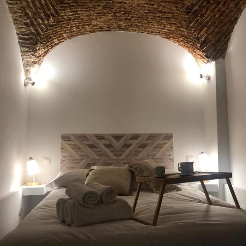 a bedroom with a bed with towels on it at Apartamento Stark in Cáceres