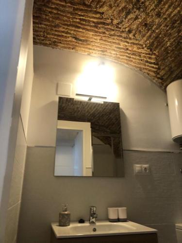 a bathroom with a sink and a mirror at Apartamento Stark in Cáceres