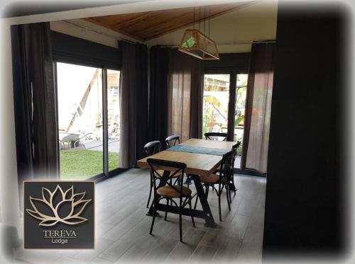 - une salle à manger avec une table et des chaises dans l'établissement Téréva Lodge - La villa de standing, à Cilaos